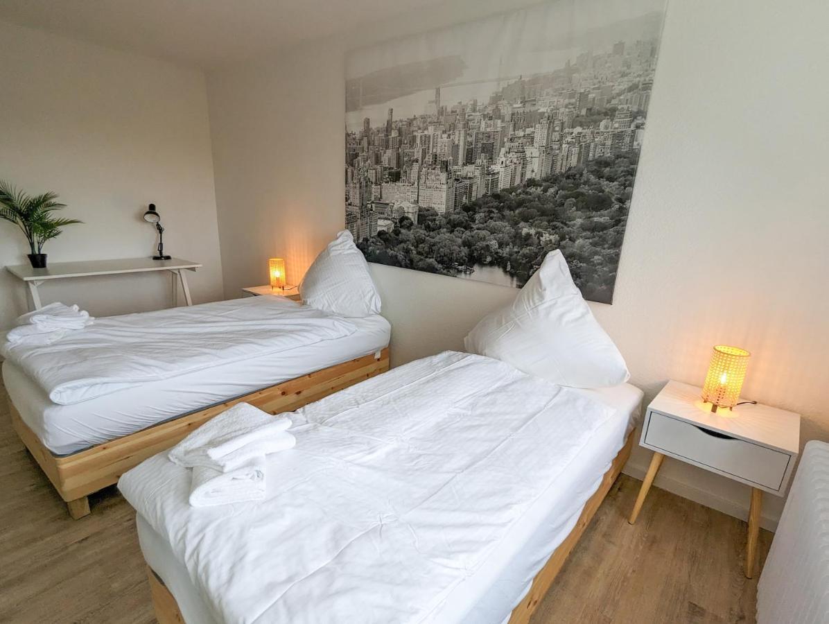 Apartment Mit Kueche, Arbeitsplatz Und Xxl Sofa Neuss Ngoại thất bức ảnh