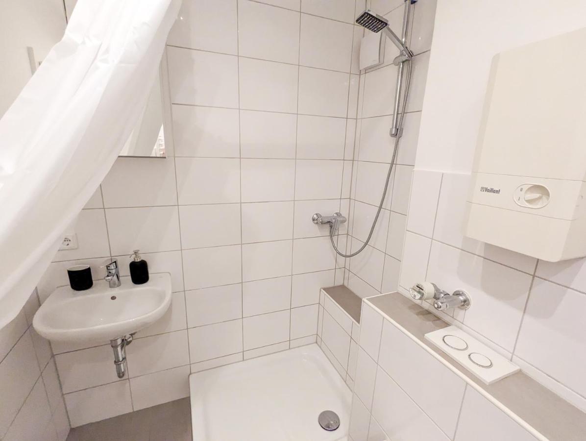 Apartment Mit Kueche, Arbeitsplatz Und Xxl Sofa Neuss Ngoại thất bức ảnh