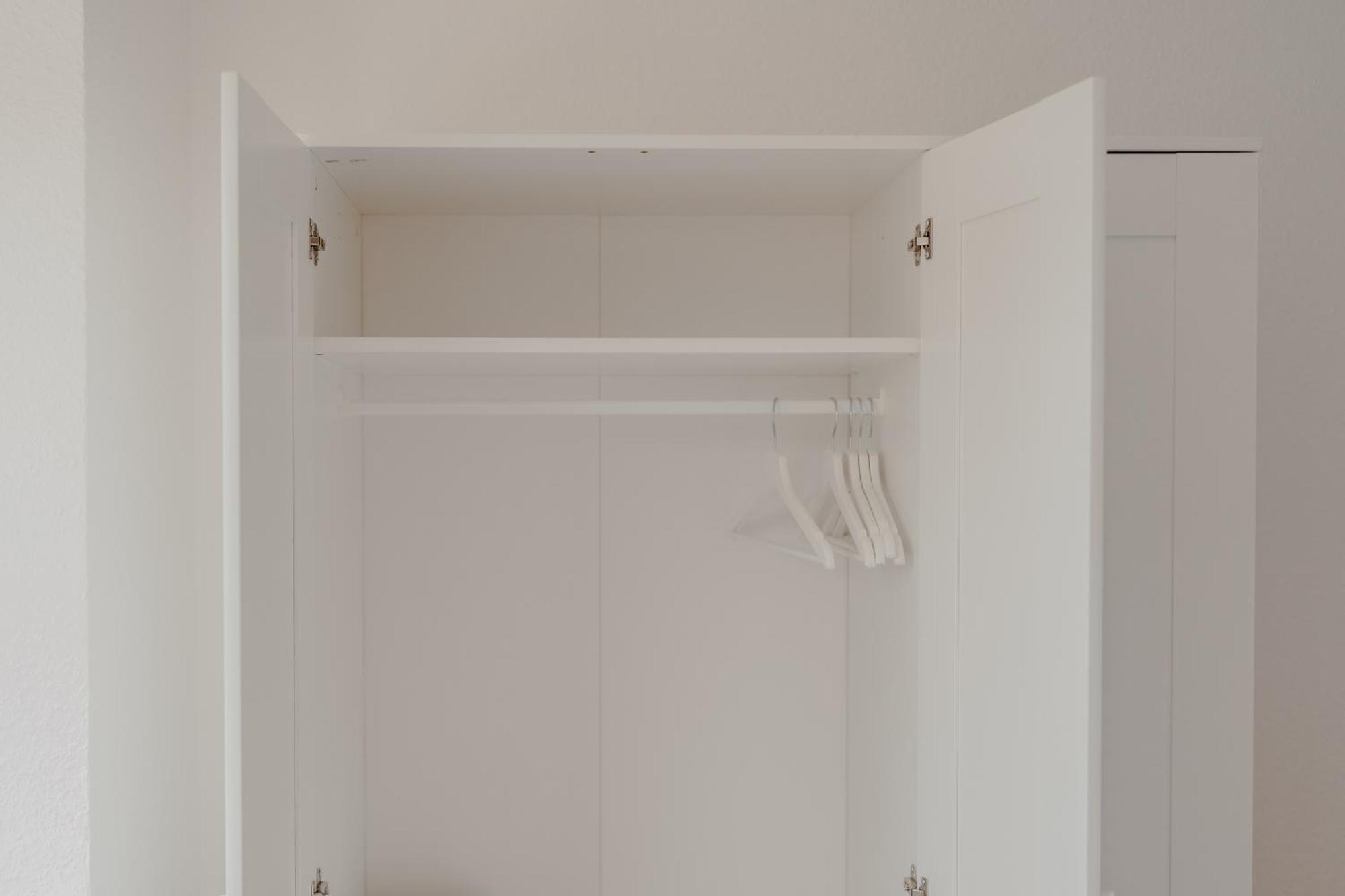 Apartment Mit Kueche, Arbeitsplatz Und Xxl Sofa Neuss Ngoại thất bức ảnh