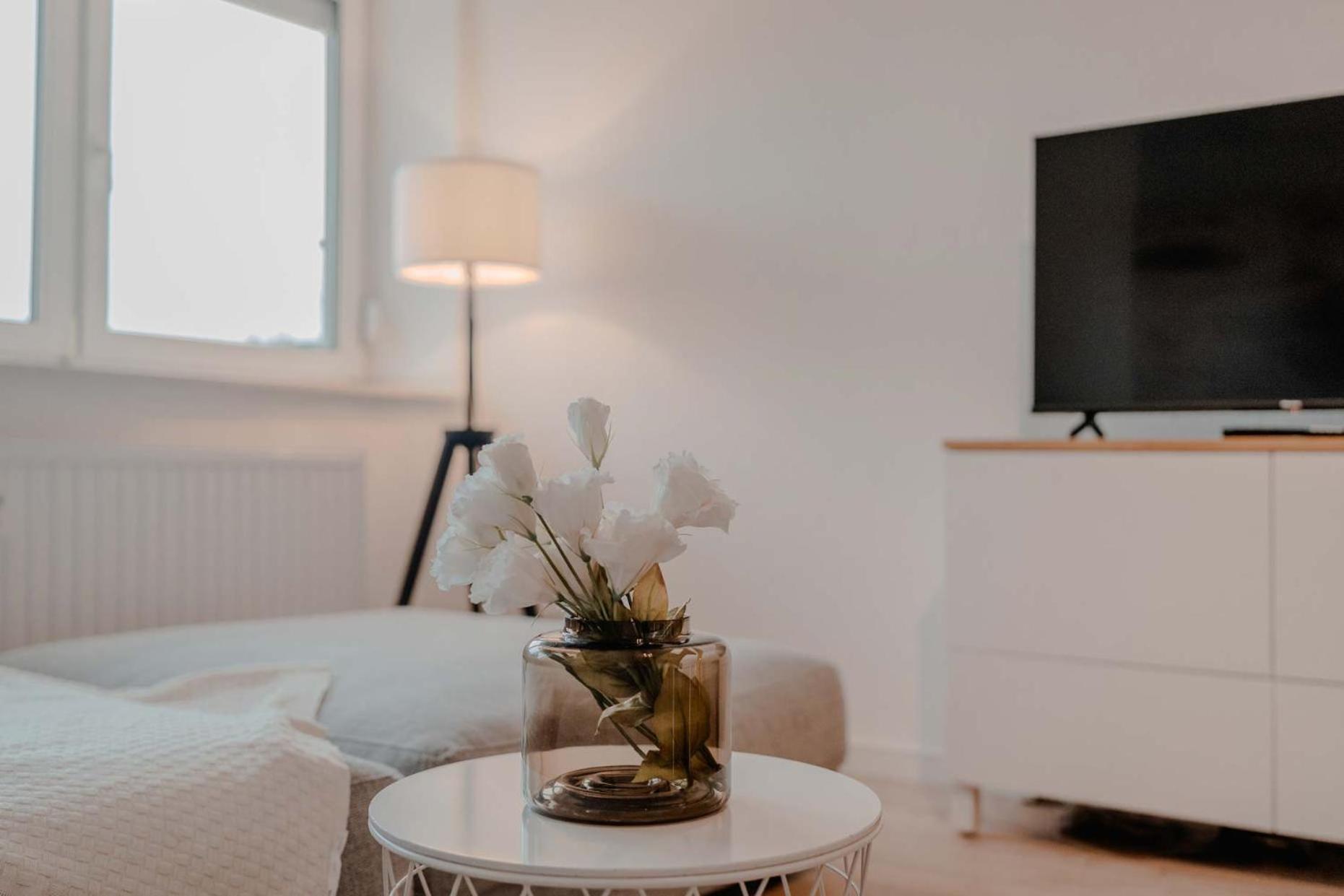 Apartment Mit Kueche, Arbeitsplatz Und Xxl Sofa Neuss Ngoại thất bức ảnh