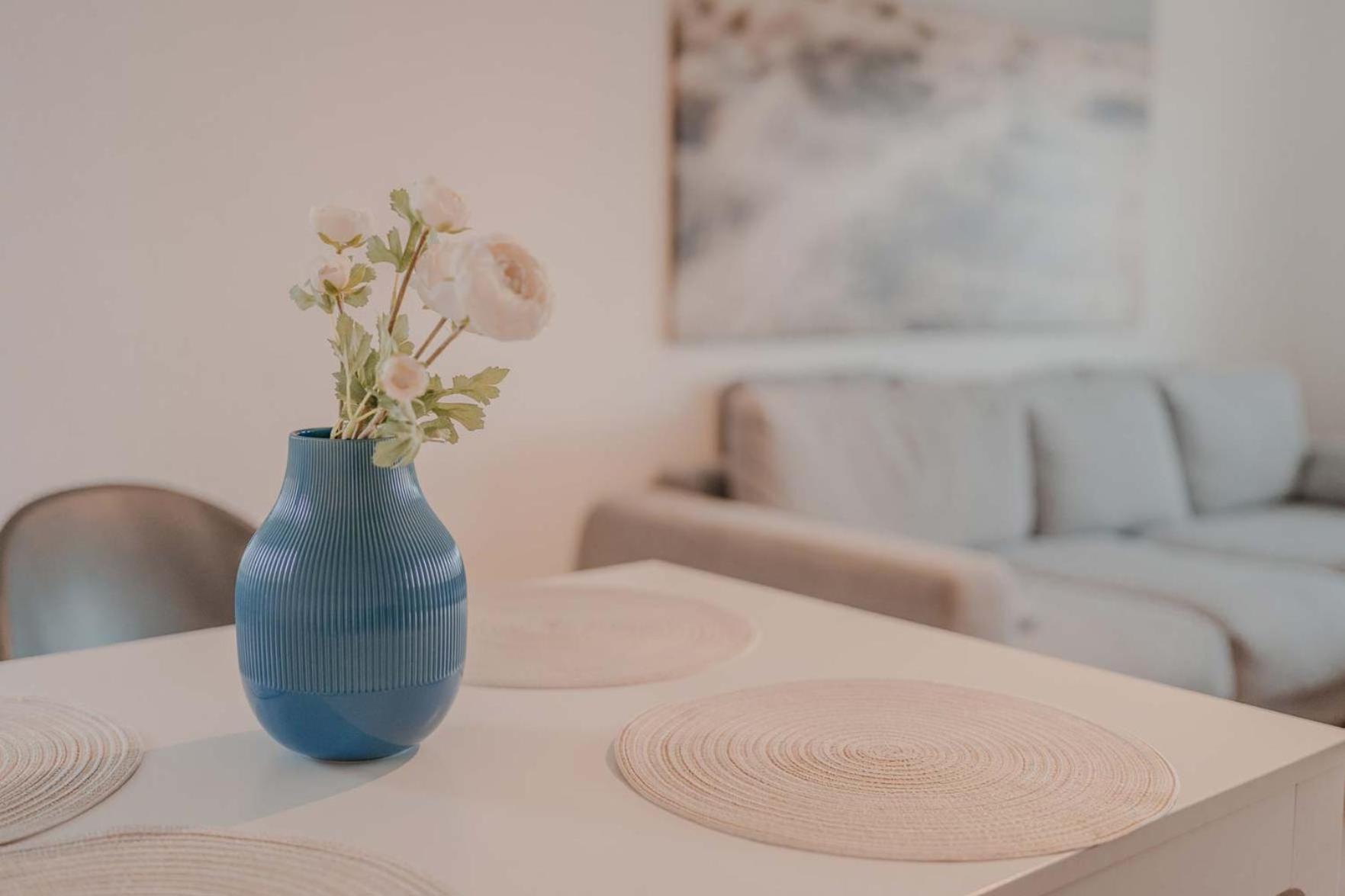 Apartment Mit Kueche, Arbeitsplatz Und Xxl Sofa Neuss Ngoại thất bức ảnh