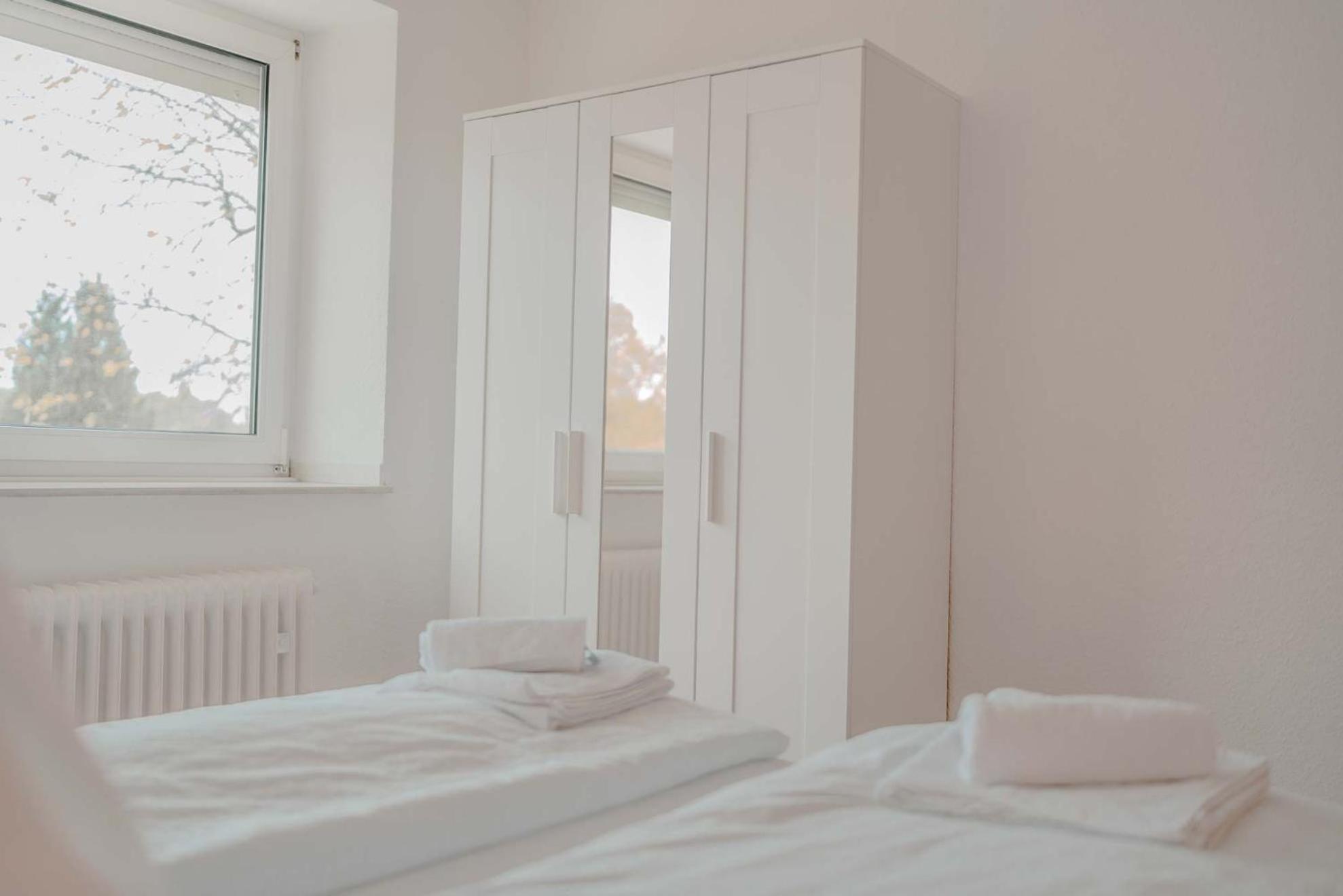 Apartment Mit Kueche, Arbeitsplatz Und Xxl Sofa Neuss Ngoại thất bức ảnh