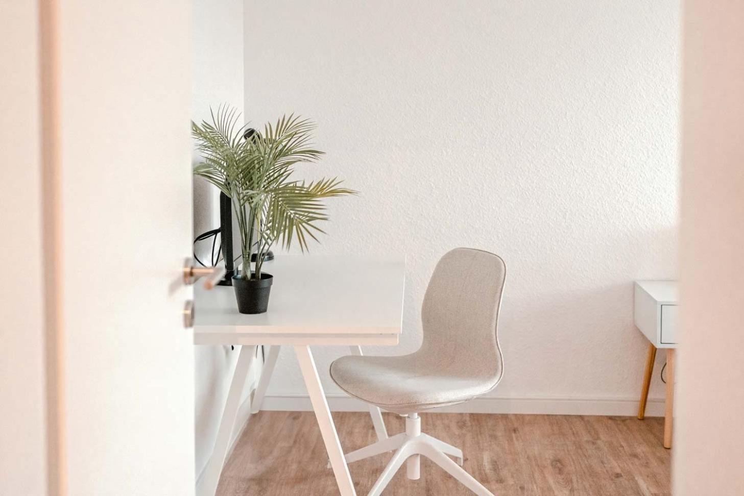 Apartment Mit Kueche, Arbeitsplatz Und Xxl Sofa Neuss Ngoại thất bức ảnh